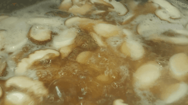 Rich rice cake soup with shiitake mushrooms