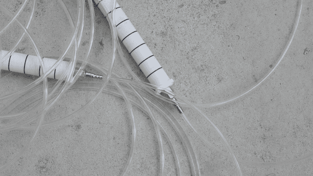 콘크리트 표면에 놓인 코일 튜브