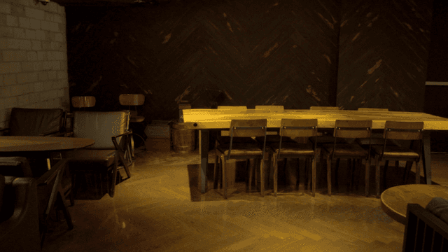 가죽 의자가 있는 아늑한 카페 내부