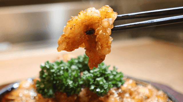 Glossy stir-fried large intestine picked up with chopsticks