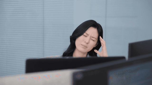 책상에서 스트레스를 받는 직장인