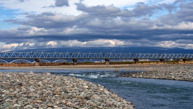 흐린 하늘 아래 흐르는 강