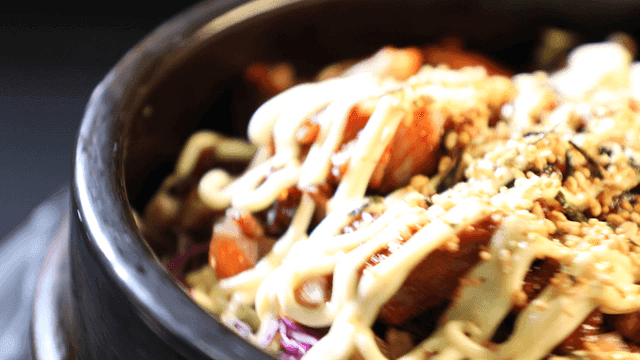 Spicy oven-baked pork trotters with mayonnaise poured over them