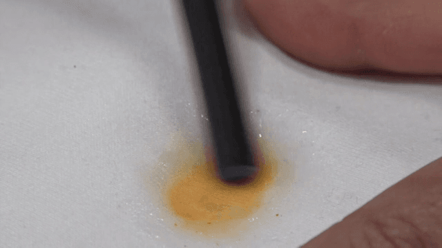 흰 천의 얼룩을 닦는 모습