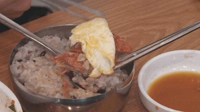 밥에 올려지는 계란 후라이와 순살 감자탕 고기