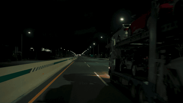 자동차 운반차가 있는 야간 고속도로