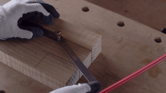 도구를 사용한 정밀 목공 작업