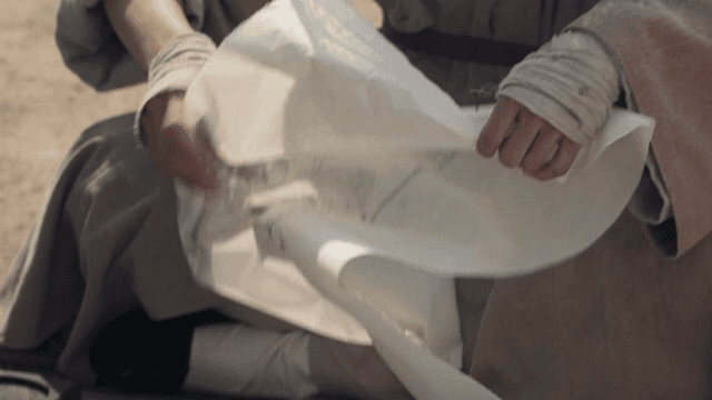 먹으로 그린 그림을 찢는 사람