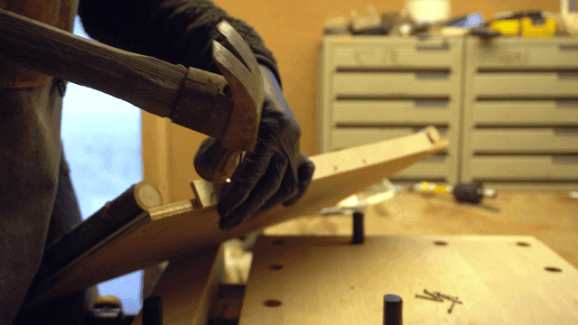 목재에 망치로 못을 박는 장인