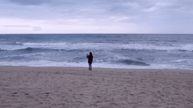 모래사장에서 서 있는 사람