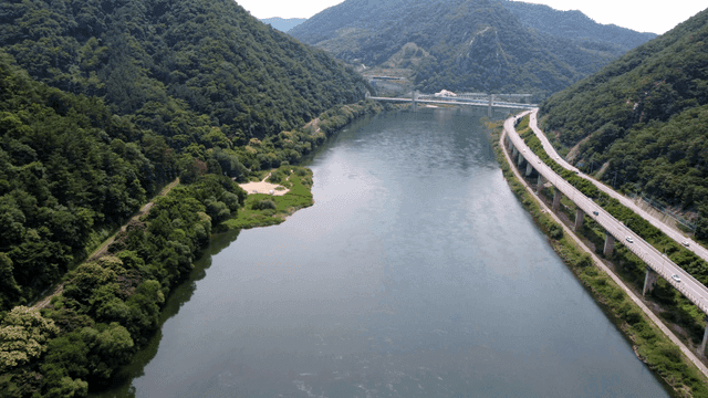 River flowing between green mountains