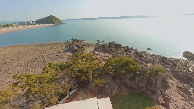 맑은 푸른 바다가 있는 고요한 해변