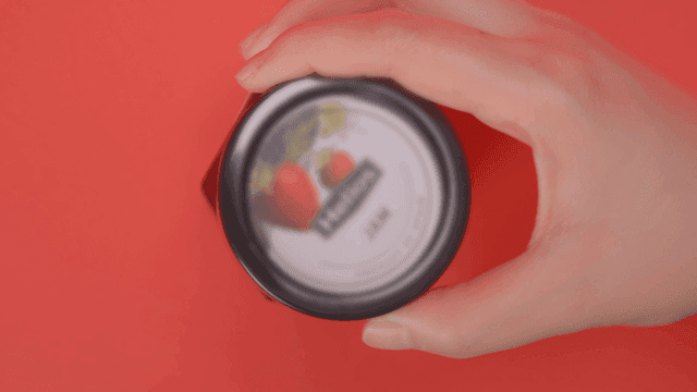 빨간 배경 위의 딸기 잼 병