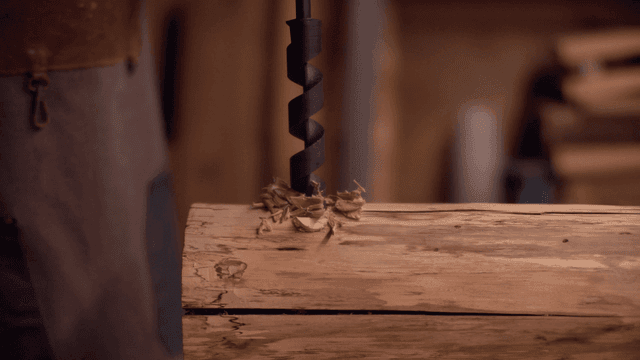 작업장에서 나무에 드릴질