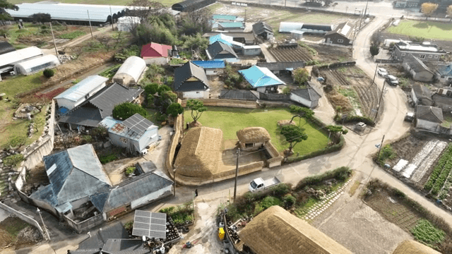 전통 가옥이 있는 시골 마을