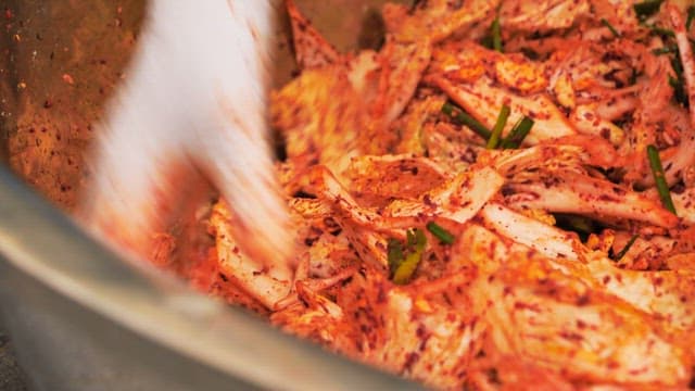 스테인리스 그릇에서 만드는 새빨간 겉절이