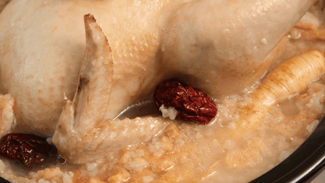 Samgyetang boiling with ginseng and jujubes