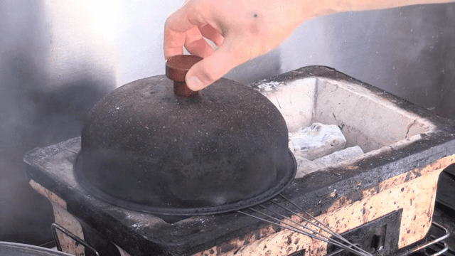 숯불 위에 고기 굽기