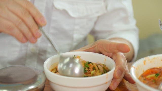 다양한 재료가 들어간 한치 물회