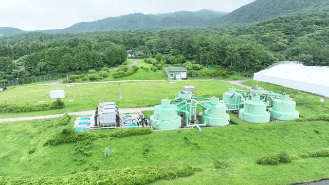 녹지로 둘러싸인 산업 시설