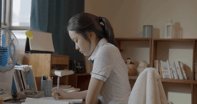 책상에서 공부하는 소녀