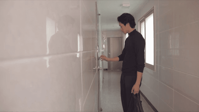 남성이 도어락 비밀번호를 입력하지만 잠긴 문의 모습