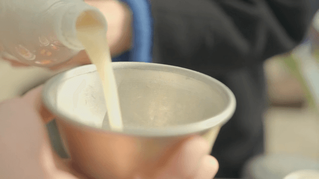 전통 그릇에 막걸리 따르기