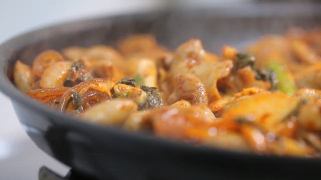 불판에서 볶아지는 먹음직스러운 야채곱창