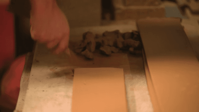 작업대에서 점토를 다듬는 손