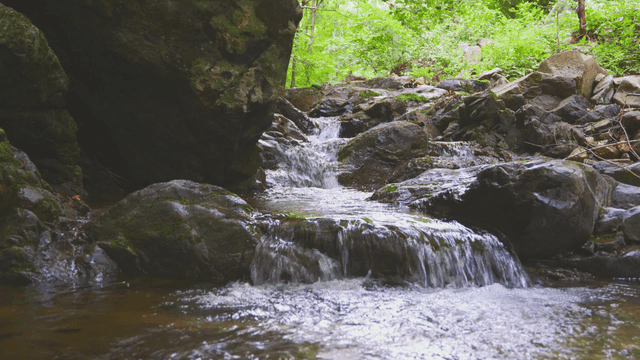 바위를 흐르는 작은 계곡