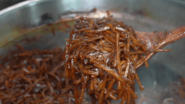 Spatula to scoop out braised burdock from large pot