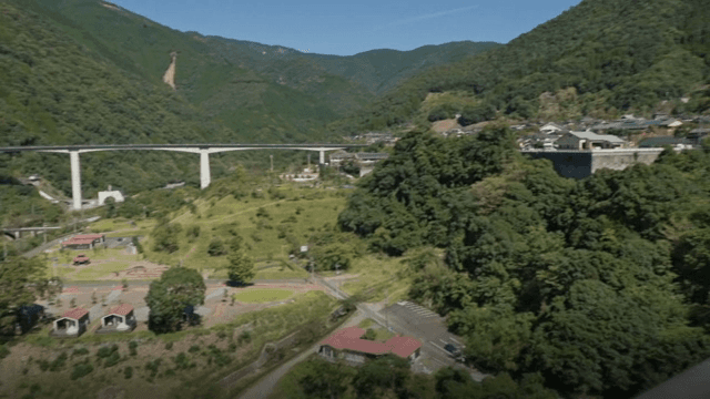 다리가 있는 산악 풍경