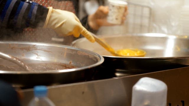 길거리에서 종이컵에 담아주는 호박죽