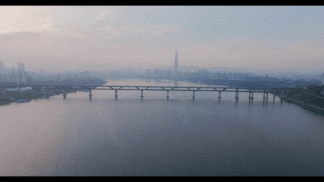 다리와 도시 풍경이 있는 고요한 강