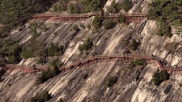 경치가 아름다운 산길 위 계단