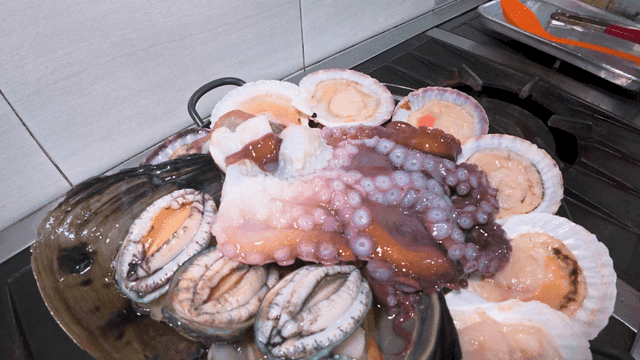 주방에서 준비되는 신선한 해천탕