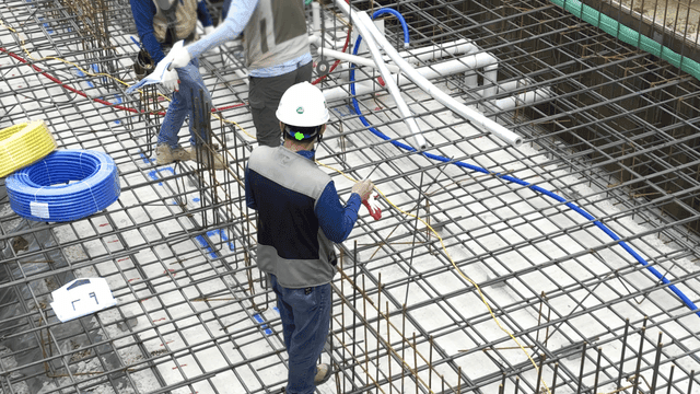 철골 구조물이 있는 건설 현장