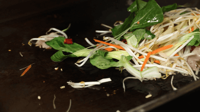 Vegetables stir-fried on hot plate