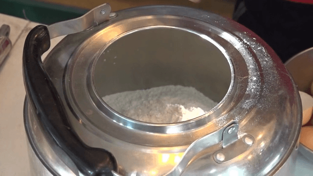 하얀색 가루에 계란을 넣는 장면