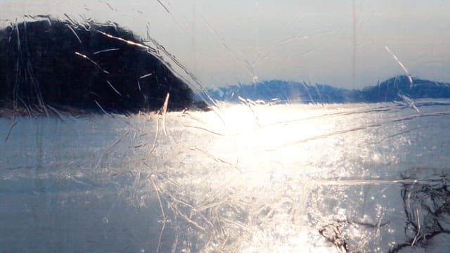 이른 아침 텐트의 창문을 통해 본 고요한 바다 풍경