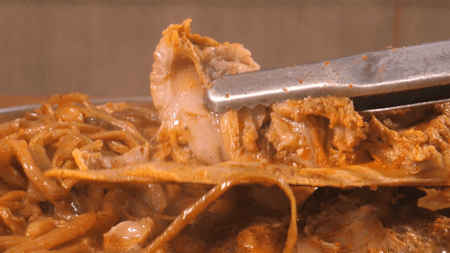 고구마순이 올려진 감자탕