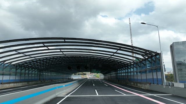 길게 뻗은 고속도로의 방음터널