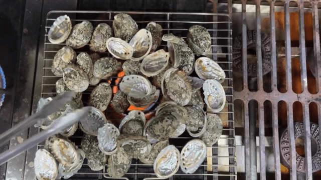 불판 위에서 전복 굽기