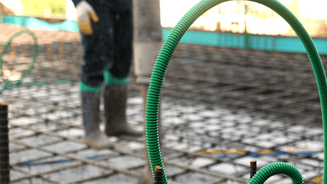 건설 현장에서 콘크리트를 붓는 작업자