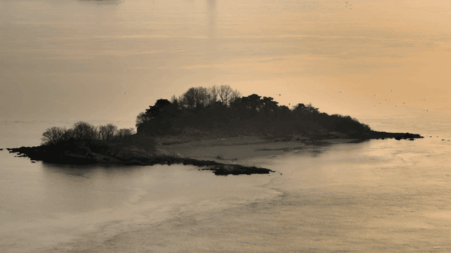 잔잔한 바다에 둘러싸인 작은 섬