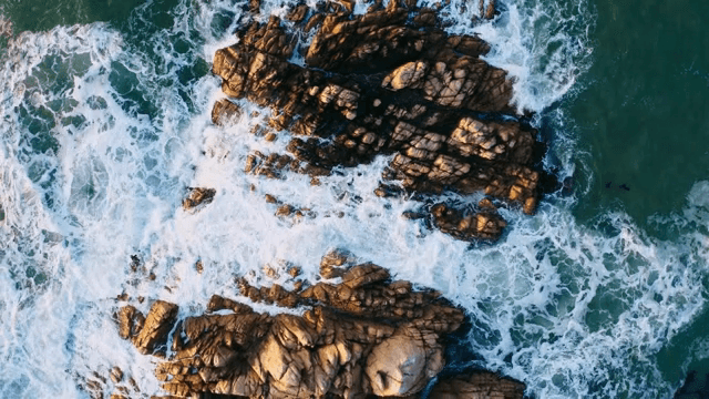 파도가 바위 해안에 부딪히는 모습