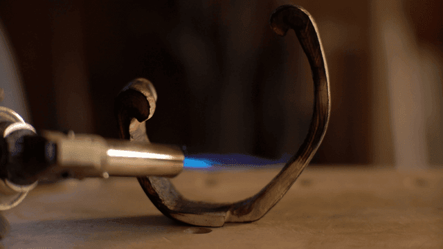 블로우토치로 나무를 가공하는 모습