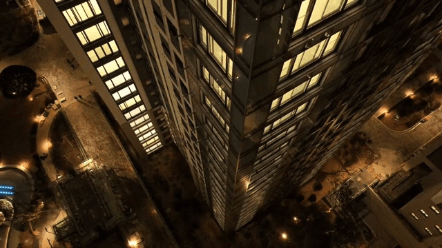 밤에 불이 켜진 고층 건물