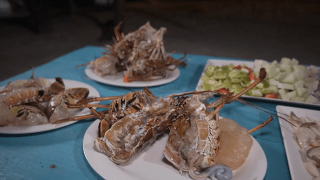 테이블 위의 신선한 해산물 접시