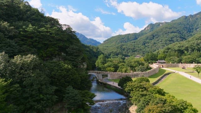 산을 배경으로 한 역사적인 돌 성곽
